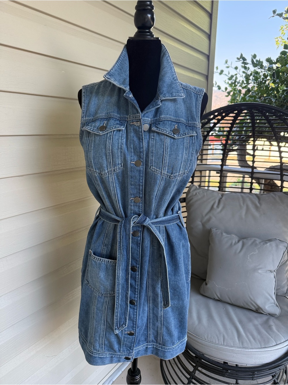Guess Los Angeles Sleeveless Button-Front Denim Dress with Tie Belt (Med)
